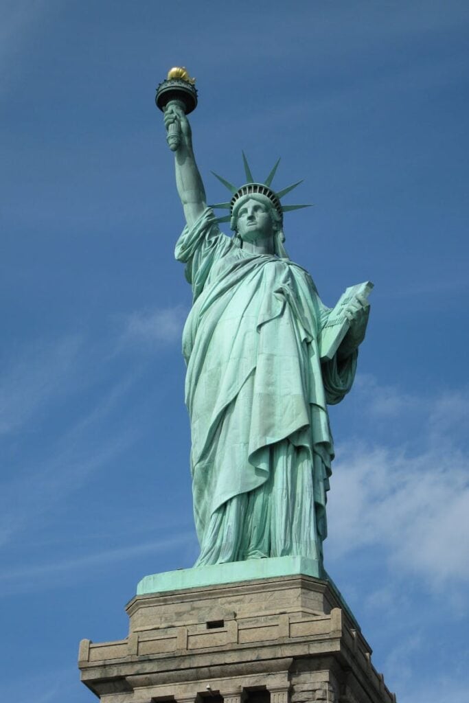 queen-of-liberty-statue-of-liberty-new-york-liberty-statue-64271-64271 The Statue of Liberty serves as a symbol of freedom against a clear blue sky in New York City.